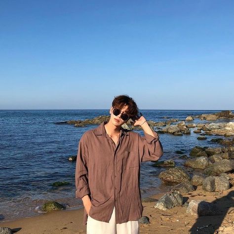 Korean Summer Outfits Men Beach, Asian Beach Outfit, Korean Beach Outfit Men, Summer Outfits Men Beach, Beach Poses Men, Vacation Outfits Men, Korean Street Fashion Men, Beach Outfit Men, Boys Summer Fashion