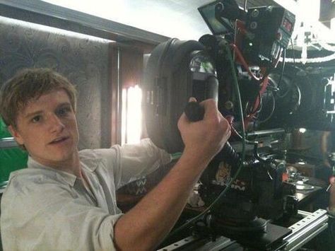 PHOTO: Newly surfaced, adorable photo of Josh Hutcherson on 'The Hunger Games' set | The Hunger Gamers - Home of the Hunger Games Fans | TheHungerGamers.tk Peter Hunger Games, Peter From Hunger Games, Josh Hutcherson Rare, Peter Mellark, Sean Anderson, Hunger Games Peeta, Hunger Games Cast, I Volunteer As Tribute, Hunger Games 3