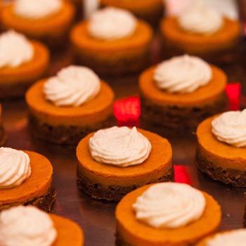 Mini Gingersnap Pumpkin Pies Pie Appetizers, Halloween Treat Ideas, Halloween Snack Mix, Thanksgiving Pie Recipes, Cute Halloween Treats, Treats For Kids, Fun Halloween Treats, Gingersnap Crust, Thanksgiving Pie