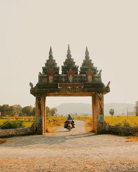 Nguyễn Hoàn Hảo’s Instagram photo: “Mùa vàng bên cổng trời Tri Tôn, An Giang. 📍Cổng trời Tri Tôn (Cổng chùa Krăng Krốch), An Giang. . . . . . #travel #mekongdelta #mekong…” Vietnam Art, Outfit Idea, Vietnam, Collage, Instagram Photo, Travel, Pins, Quick Saves, Instagram