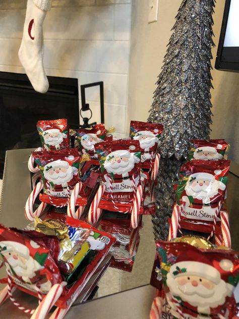 Santa Sleigh Candy, Sock Party, Toddler Treats, Kindness Club, Class Snacks, Christmas Candy Crafts, Christmas Entertainment, Candy Sleigh, Craft Bazaar