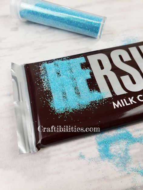 Gender reveal party idea - Glitter HERSHEY'S candy bars - HE or SHE - Party favor / table decoration - Pink and blue Gender Reveal Candy Table, Party Favor Table, Gender Reveal Candy, Gender Reveal Dessert, Gender Reveal Food, Gender Reveal Party Food, Gender Reveal Favors, Baby Gender Reveal Party Decorations, Favor Table