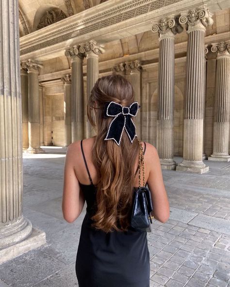 Old Money Hairstyles, Style Parisian Chic, Paris Ootd, Parisian Aesthetic, Side Hairstyles, Fandom Outfits, Dior Fashion, Classy Aesthetic, Upper East Side