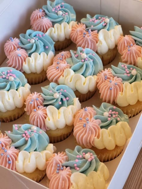 Gender Reveal Cupcakes Filling, Gender Cupcakes Ideas, Gender Reveal Cupcakes Ideas, Pink And Blue Cupcakes Gender Reveal, Gender Reveal Cupcakes Pink And Blue, Cookie Cake Frosting, Gender Reveal Cupcake Ideas, Pink And Blue Cupcakes, Swan Cakes