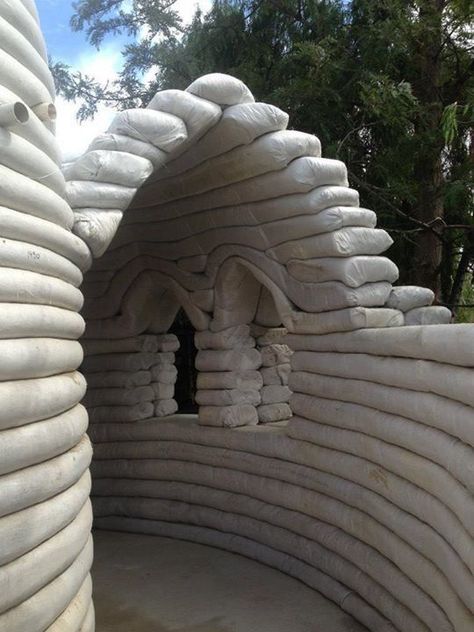 Super Adobe, Casa Hobbit, Earth Bag Homes, Earth Bag, Adobe Home, Eco Buildings, Earthship Home, Mud House, Earth Sheltered