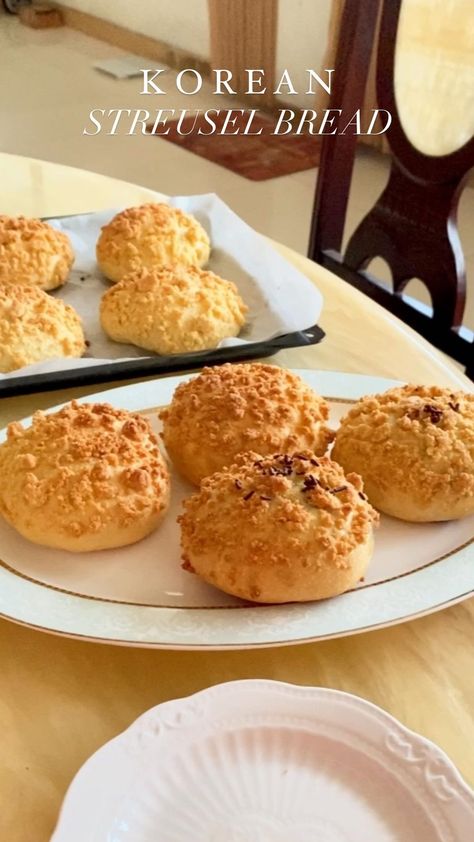 Soboro Ppang / Korean Streusel Bread Recipe https://fooooods.com/soboro-ppang-korean-streusel-bread-wigglebagel Soboro Bread Recipe, Soft Fluffy Bread, Korean Bakery, Fluffy Bread, Bread Roll, Bread Recipes Sweet, Streusel Topping, Sweet Bread, Dessert Appetizers