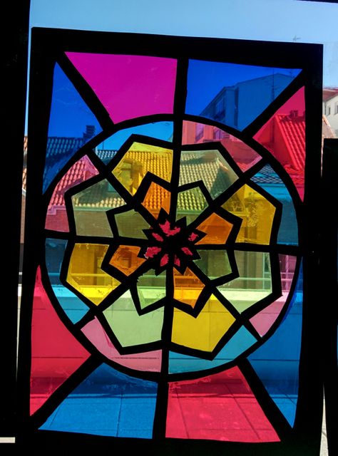 Stained glass with cardboard and cellophane – RINCON DE LA CLASE. CLASS CORNER 4ºEP Window Art Diy, Arte Doodle, Glass Art Design, Stained Glass Patterns Free, Messy Art, Stained Glass Angel, Glass Window Art, Wine Glass Art, Glass Art Projects