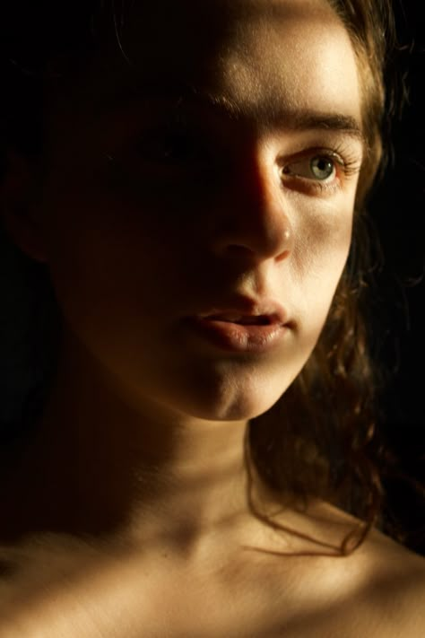 Sun Rays On Face, Sunlight Hitting Face, Light On Face Photography, Light Shining On Face, Hard Light Portrait, Sunlight Portrait, Portraits Lighting, Makeup Acne, Expression References