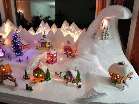 Grinch Village, Disney Christmas Village, Christmas Village Lights, Whoville Christmas, Grinch Party, Diy Christmas Village, Christmas Scenery, Christmas Village Display, River City