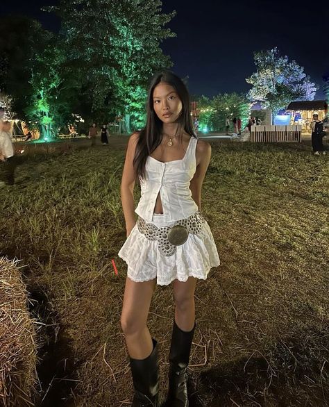 Stampede Outfit, Coachella Fits, Cochella Outfits, Lollapalooza Outfit, Festival Outfit Inspiration, Festival Inspo, Fest Outfits, Looks Country, Downtown Outfits