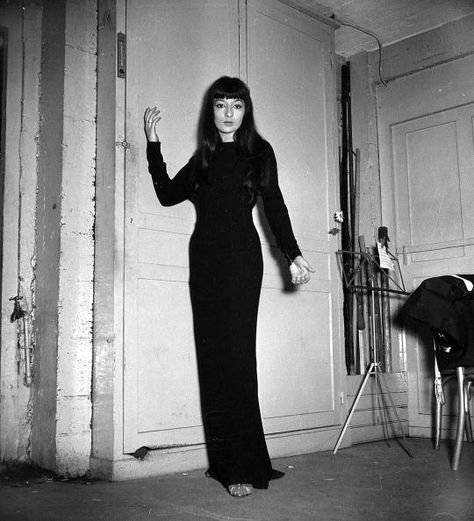 Juliette Gréco 1950s Girl, Juliette Greco, Beatnik Style, 1960s Hair, Beat Generation, Bar Outfit, Model Inspo, All Black Everything, Long Black