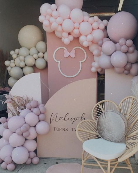 DreaSavyDesigns on Instagram: “Let’s call this a BOHO MINNIE PARTY! . . #birthday #birthdaydecor #backdropdecor #balloongarland #balloondecor #partydecor #minniemouse…” Groovy Birthday Party Ideas, Minnie Decorations, Groovy Birthday Party, Mickey Mouse Birthday Theme, Minnie Mouse Birthday Theme, Minnie Mouse Decorations, Minnie Mouse Theme Party, Minnie Mouse Birthday Party Decorations, Minnie Mouse First Birthday