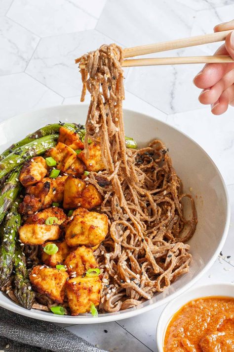 If you are looking for the most delicious miso noodles recipe, this spicy tahini miso sauce will surely deliver. It is not only delicious, but it is also an easy, no-cook sauce that you can mix within 5 minutes. Soba noodles are the perfect candidate to elevate these flavors. They are served with crispy miso tofu bites and roasted asparagus. Isn't it just beautiful? Miso Paste Uses, Buckwheat Soba Noodle Recipe, Miso Tahini Sauce, Soba Noodle Recipe, Miso Noodles, Miso Tofu, Vegan Noodles Recipes, Tofu Bites, Soba Noodles Recipe