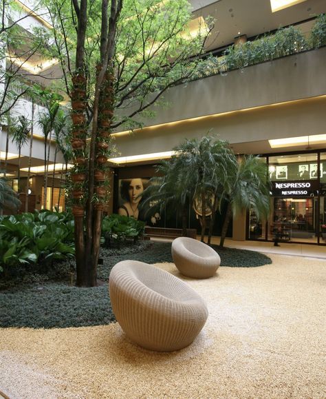 Green Architecture Concept, Shopping Mall Interior, Garden Mall, Shopping Mall Design, Furniture Mall, Outdoor Shopping, Mall Design, Luxury Living Room Design, Sky Garden