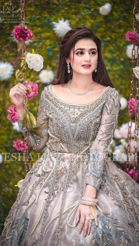 Pakistani Bridal Hairstyles, Hira Mani, Bridal Mehndi Dresses, Crown Queen, Walima Dress, Pakistani Bridal Makeup, Pakistani Party Wear, Bridal Dresses Pakistan, Gaun Fashion