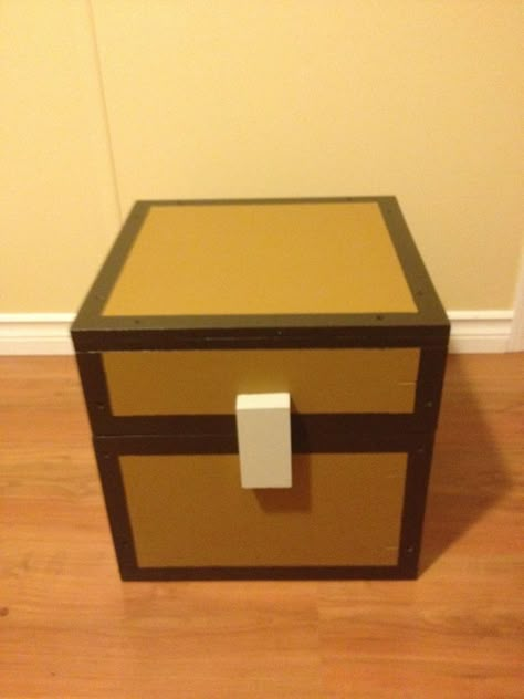 Minecraft Chest.  This would be a cute way to store Mike's boyscout stuff instead of getting a tote. Minecraft Dort, Minecraft Chest, Minecraft Diy Crafts, Minecraft Diy, Minecraft Party Decorations, Minecraft Decoration, Minecraft Toys, Diy Minecraft, Minecraft Bedroom