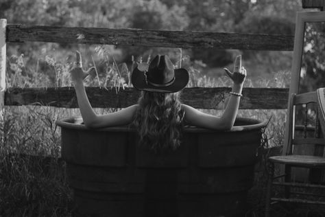 Beth Dutton Water Trough Photoshoot, Beth Dutton Style Photoshoot, Western Boudiour Poloroid Ideas, Western Bouidor Photography, Western Budior Photoshoot Ideas, Trough Photoshoot, Water Trough Photoshoot, Beth Dutton Photoshoot Ideas, Western Bodouir Photoshoot