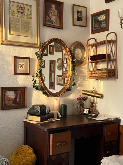 Mirror Above Desk Bedroom, Vintage Core Bedroom, Vintage Bedrooms Ideas, Light Acadamia Rooms, 20s Room Aesthetic, Vintage Diy Room Decor, Ways To Display Polaroids, Mismatch Decor, Vintage Room Inspiration