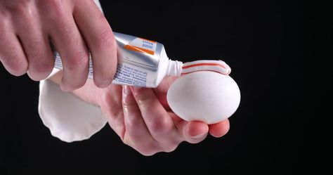 Cover an egg with toothpaste. Here are 5+ toothpaste science experiments you need to see to believe Toothpaste Experiment For Kids, Egg Toothpaste Experiment, Egg And Toothpaste Experiment, Toothpaste Craft, February Science Experiments, February Science, Rubber Egg, Egg Experiments, Egg Hacks