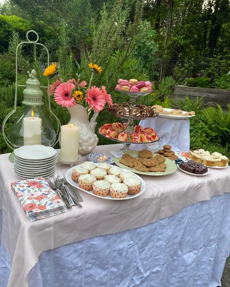 Easy Food Display Ideas, Cute Birthday Food Ideas, Garden Party Treats, Garden Party Set Up, Whimsical Party Theme, Garden Tea Party Aesthetic, Grad Party Cake, Summer Tea Party, Sweet Sixteen Birthday Party Ideas