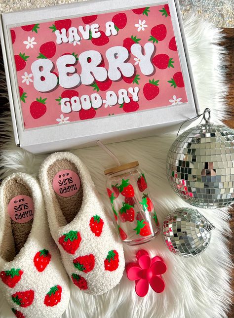 The perfect gift set for all the strawberry lovers in your life! This set comes with cute slippers, can glass with bamboo lid/glass straw, flower claw clip, cute gift box🍓 Aesthetic Gifts For Sister, Gifts For Friends Pink, Shop On Pinterest, Strawberry Gifts Ideas, White Gift Basket, Bath Gift Ideas, Strawberry Gift Basket, Strawberry Gift Ideas, Strawberry Themed Gifts