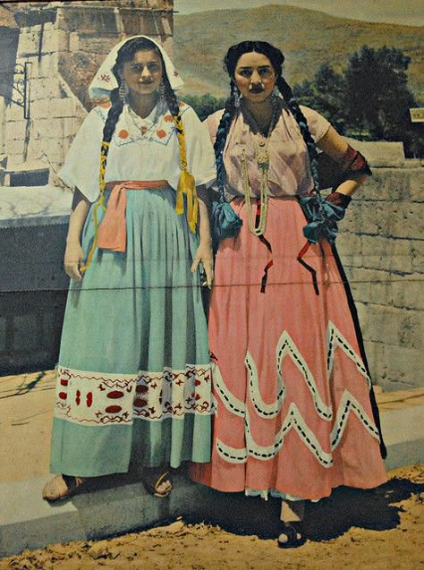 Women Oaxaca Mexico by Teyacapan, via Flickr Mexican Traditional Dress Culture, Mexican Vintage Fashion, Traditional Mexican Clothing Woman, Mexican Vintage Art, Traditional Mexican Dress Jalisco, Mexican Traditional Clothing Women, Mexican Fashion Traditional, Vintage Mexican Fashion, Mexican Traditional Clothing