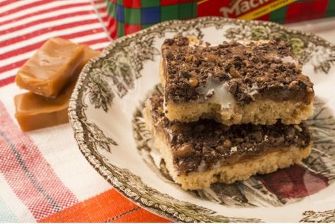 For a real blast from the past, these retro meets retro bars combine a shortbread base with a chocolate-toffee topping made from Mackintosh's toffee bars. Chocolate Shortbread Bars, Retro Bars, Toffee Bars Recipe, Chocolate Toffee Bars, Toffee Chocolate, Chocolate Shortbread, Toffee Recipe, Toffee Bars, Shortbread Bars