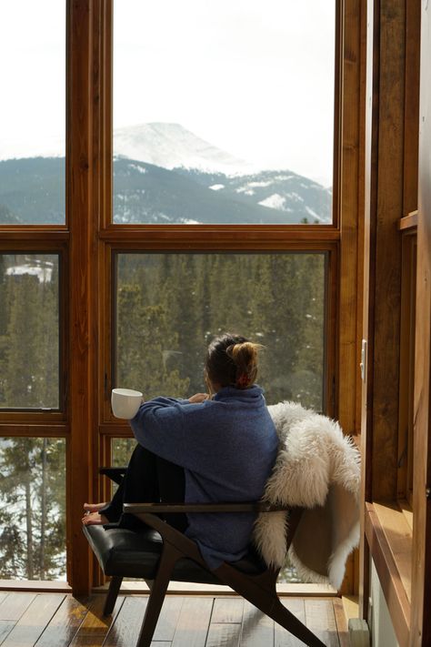 Mountain Cabin Aesthetic, Linda Core, December Inspiration, Colorado Aesthetic, Cabin Mountain, Cozy Winter Cabin, Danish Culture, Winter Shoot, Ski Aesthetic