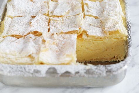 Cream Slices (Kremsnite, Cremeschnitte) - fluffy and airy vanilla custard cake Bougatsa Recipe, Greek Recipes Dessert, Greek Pastries, Greek Sweets, Custard Desserts, Lemon Custard, Greek Desserts, Lemon Desserts, Lemon Recipes