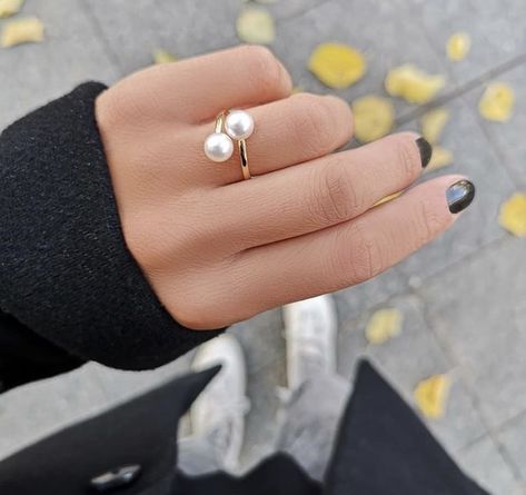 Double Pearl Ring, Pearl Finger Ring, Ring Pearl Modern, Pearl Ring Design, Pearl Ring Simple, Hand Jewelry Rings, Jewelry Necklace Simple, Crafting Corner, Indian Rings