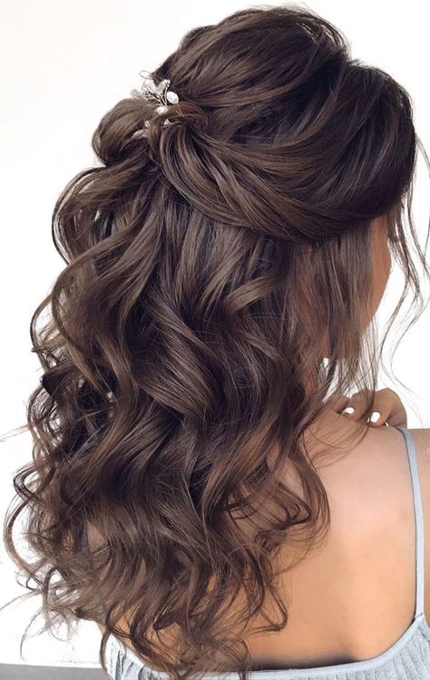 Brunette half up This simple swept-back style is stunning – the hair pin in the back gives it a touch of glamour! This hairstyle... Prom Details, Mane Magic, Half Up Wedding Hair, Wedding Hair Half, Twisted Hair, Wedding Hairstyles Medium Length, Classic Updo, Updo Wedding, Mother Of The Bride Hair