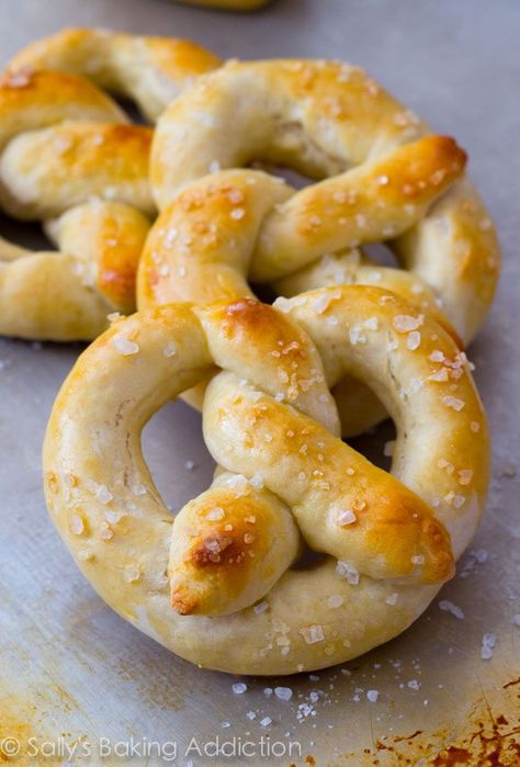 30 Minute Homemade Soft Pretzels | Sally's Baking Addiction Pane Dolce, Homemade Soft Pretzels, Sally's Baking, Pretzels Recipe, Apple Fritters, Soft Pretzels, Dinner Rolls, Pretzels, Naan