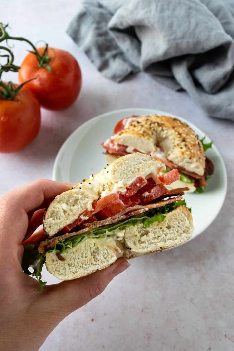 Blt Bagel Sandwich, American Lunch Food, Blt Bagel, Bagel Sandwich Lunch, Bagel Lunch, Ultimate Blt, Types Of Bagels, Bagel Sandwiches, Bbq Pulled Chicken Sandwiches