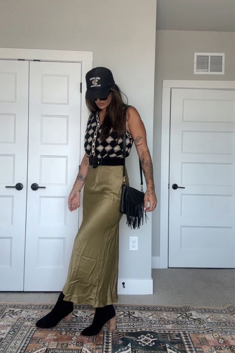 Maci Satin Skirt Outfit, Outfits With Silk Skirt, Maxi Skirt Boots Outfit, Satin Skirt Outfit Fall, Grey Maxi Skirt Outfit, Silk Maxi Skirt Outfit, Satin Maxi Skirt Outfit, Black Long Skirt Outfit, Maxi Skirt Outfit Fall