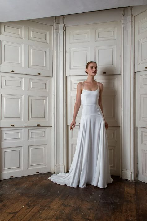 Plain Wedding Dress, Halfpenny London, Dresses Unique, Minimalist Wedding Dresses, White Wedding Dress, Dresses Mermaid, Lace Vintage, Bridal Fashion Week, Luxury Bridal