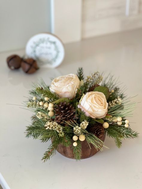 Mini Christmas Arrangements, Christmas Table Arrangements Xmas, Flower Arrangements For January, Mini Christmas Floral Arrangements, Christmas Flower Table Arrangements, Advent Flower Arrangements, Christmas Bud Vase Ideas, Christmas Table Arrangements Floral, Christmas Floristry Ideas