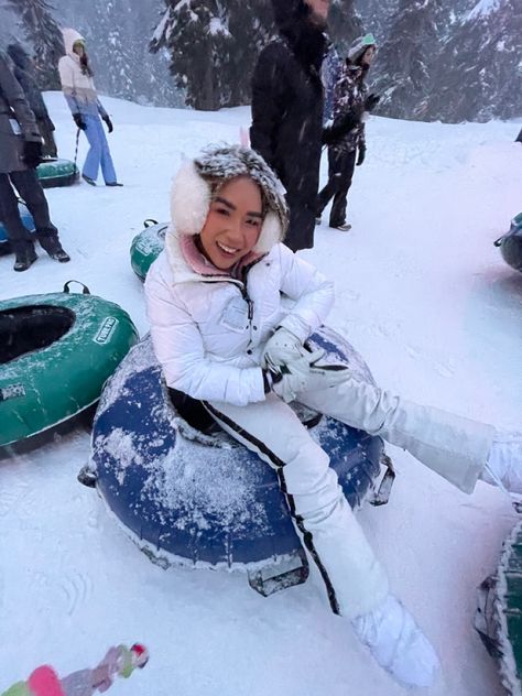 Cute Snow Tubing Outfits, Snowtubing Outfit, Tubing Outfit Snow, Snow Tubing Aesthetic, Snow Tubing Outfit For Women, Snow Tubing Outfit, Tubing Outfit, Tubing Outfits, Winter Tubing