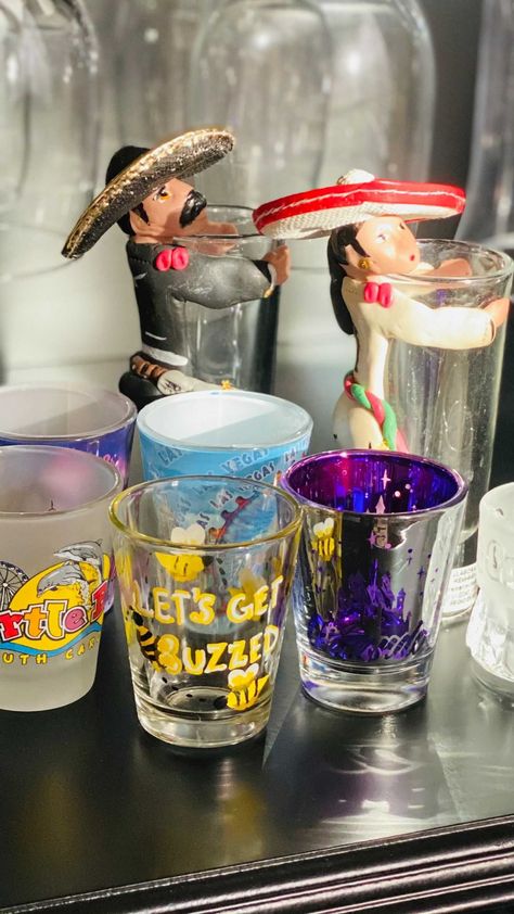 thelosthobbies on Instagram: Easy DIY shot glass painting 🎨🐝 ॰ ॰ ॰ ॰ ॰ Design inspired by @brushstrokeboutique #diy #diytutorial #easydiy #quickdiy #quickdiyprojects… Shot Glasses Painting, Painting Shot Glasses, Painted Shot Glasses Diy, Shot Glass Painting Ideas, Shot Glass Painting, Shot Glass Ideas, Shot Glass Designs, Painted Shot Glasses, Bf Bday