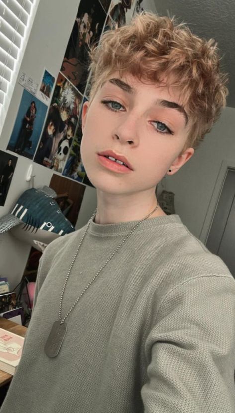 Addison Grace Hair, Short Nonbinary Hairstyles, Nonbinary Hairstyles, Hairstyles Fluffy, Graceful Addison, Nonbinary Haircuts, Addison Grace, Oc Things, Tomboy Haircut