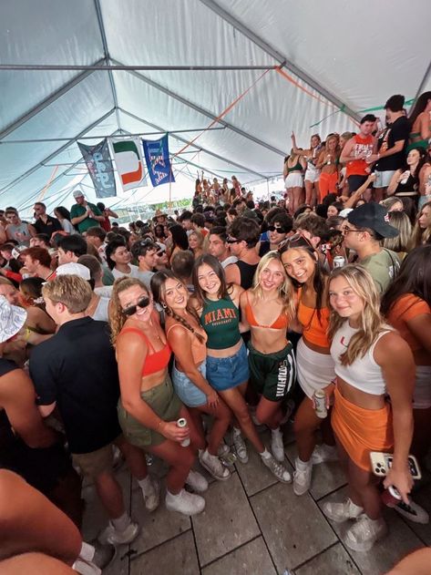 University Of Miami Outfits, University Of Miami Game Day Outfit, Umiami Tailgate Outfit, Hoco Fits, U Of Miami, U Miami, University Students Life, Dream University, Photo Social Media