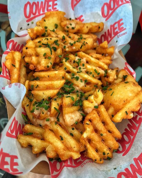 Waffles Fries, Fries Aesthetic, Gourmet Burger, Waffle Fries, Food Babe, Garlic Fries, Yummy Comfort Food, Garlic Butter, Food Obsession