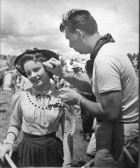 Teen Star Peggy Ann Garner gets a make up touch up on a movie set, behind the scenes c1947, young Hollywood, 1940's style, child star, child actress Movie Set Behind The Scenes, Peggy Ann Garner, Set Behind The Scenes, 1940's Style, Star Child, Child Star, Hollywood Hair, Movie Set, Child Actresses