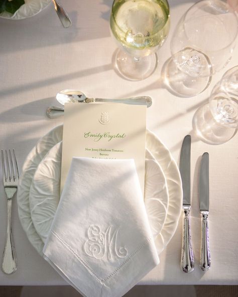 Wedding Dinner Napkins, Monogrammed Wedding Napkins, Spring Wedding Ideas, Elegant Place, Bridesmaid Luncheon, Monogrammed Linens, Southern Kitchens, Monogrammed Napkins, Wedding Place Settings