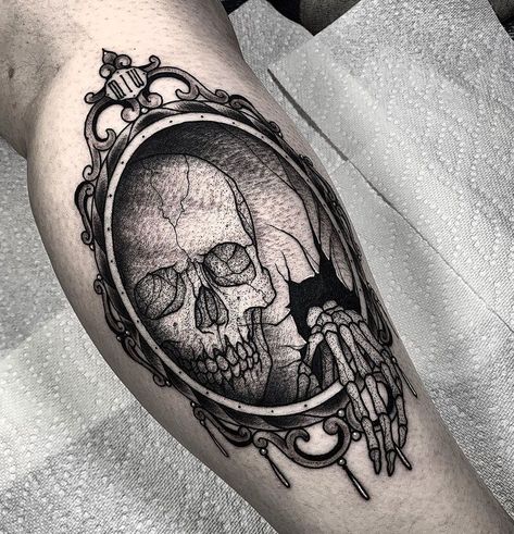 Man in the Mirror Tattoo 03 Tattoo, Mirror Tattoo, Gotik Tattoo, Mirror Tattoos, Neon Tattoo, Wicked Tattoos, Inspiration Tattoo, Tattoos Geometric, Creepy Tattoos