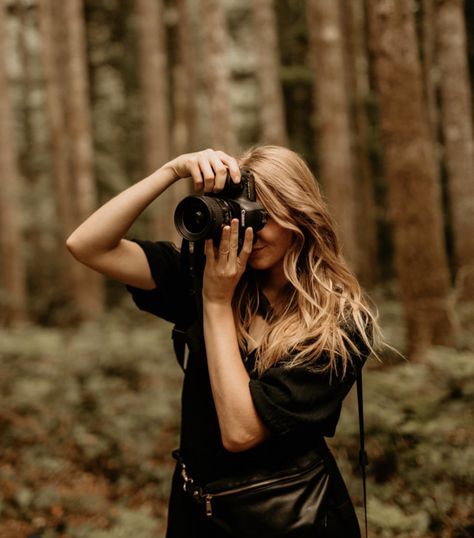 Joyce Aesthetic, Photographer Self Portrait, Business Portrait Photography, Girls With Cameras, Headshot Poses, Self Photography, Photographer Pictures, Branding Photoshoot Inspiration, Outdoor Photographer