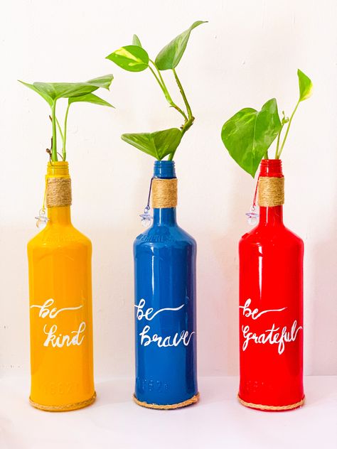 Bottle painting with inspirational quotes.. Indoor plant decorating ideas Sauce Bottle Painting, Plant Decorating Ideas, Ideas Room Decor, Bottle Craft, Money Plant, Ideas Room, Painting Quotes, Bottle Painting, Indoor Plant