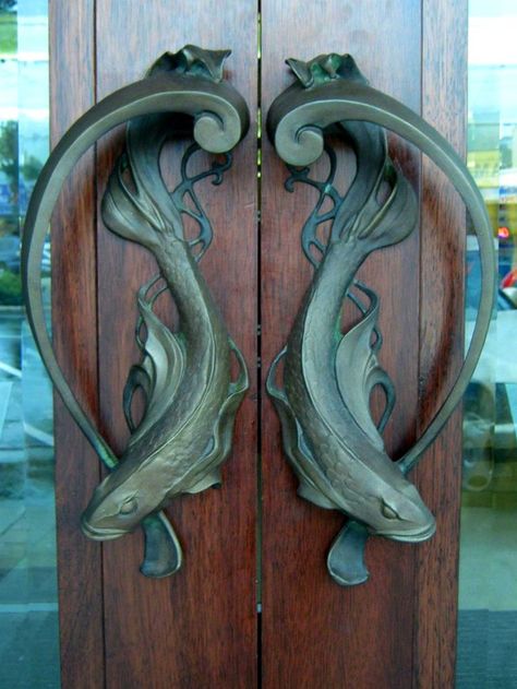 Art Nouveau Arquitectura, Arte Art Deco, Architecture Art Nouveau, Door Knobs And Knockers, Design Art Nouveau, Cool Doors, Art Nouveau Architecture, Doors And Hardware, Art Nouveau Design