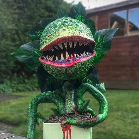 Little Shop Of Horrors Plant, Piranha Plant, Patio Art, Cheap Halloween Decorations, Resin Ornaments, 2024 Ideas, Little Shop Of Horrors, Art Halloween, Santa Lucia