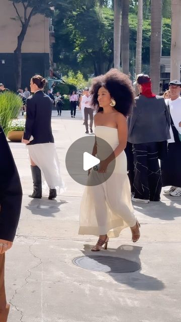 52K views · 9.6K likes | Sáh Oliveira on Instagram: "Paparazzi ⚡️

Video @streetstylebrenda

#slowfashion #spfw #fw #blackwomen" Paparazzi Video, Slow Fashion, Black Women, On Instagram, Instagram