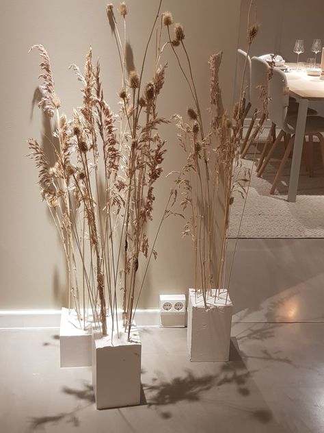 Altar Ideas Wedding, Anthropologie Store Display, Dried Flower Installation, Fall Decor Ideas For Bedroom, Bedroom Fall Decorations, Photobooth Background, Decorations For Room, Dried Flower Wall, Bedroom Fall Decor